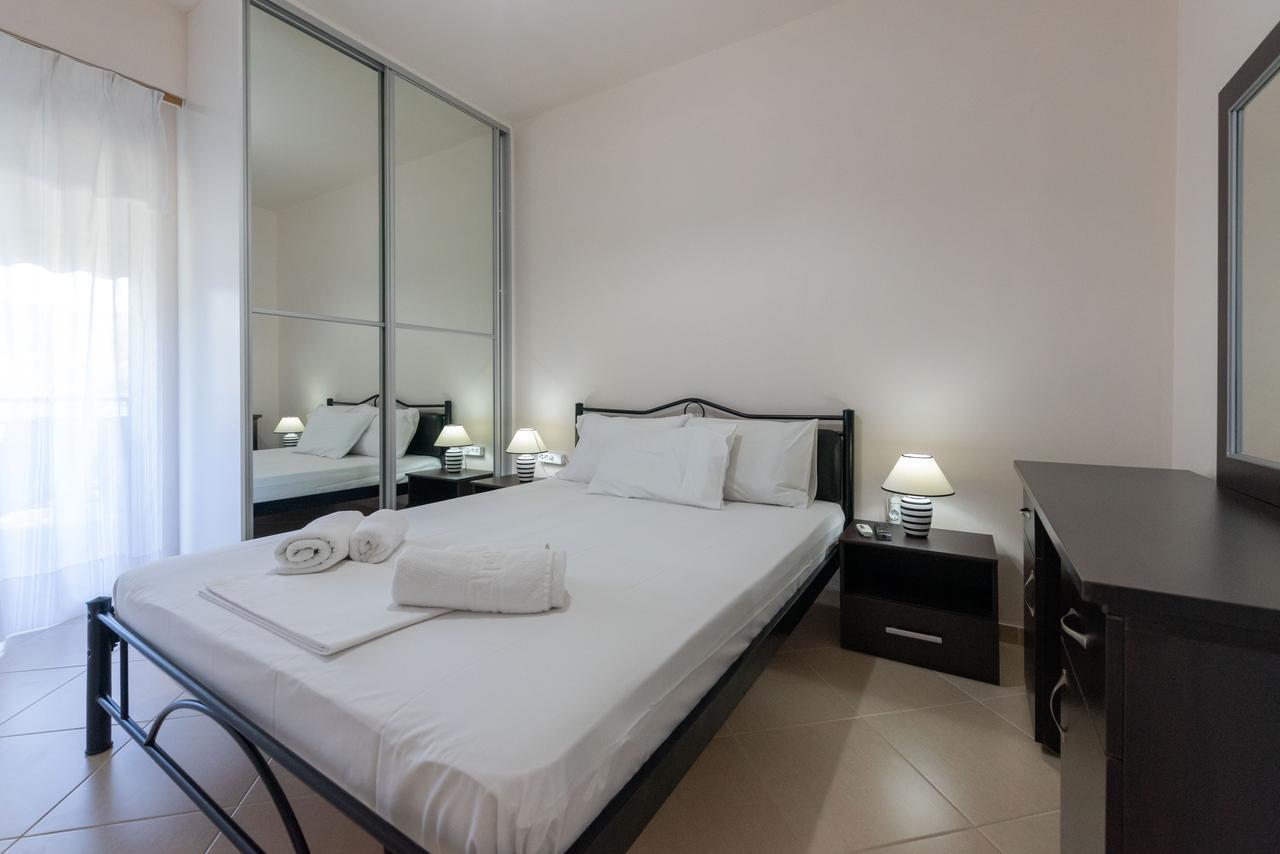 Grand Suites With Private Pools Kalamata Ngoại thất bức ảnh