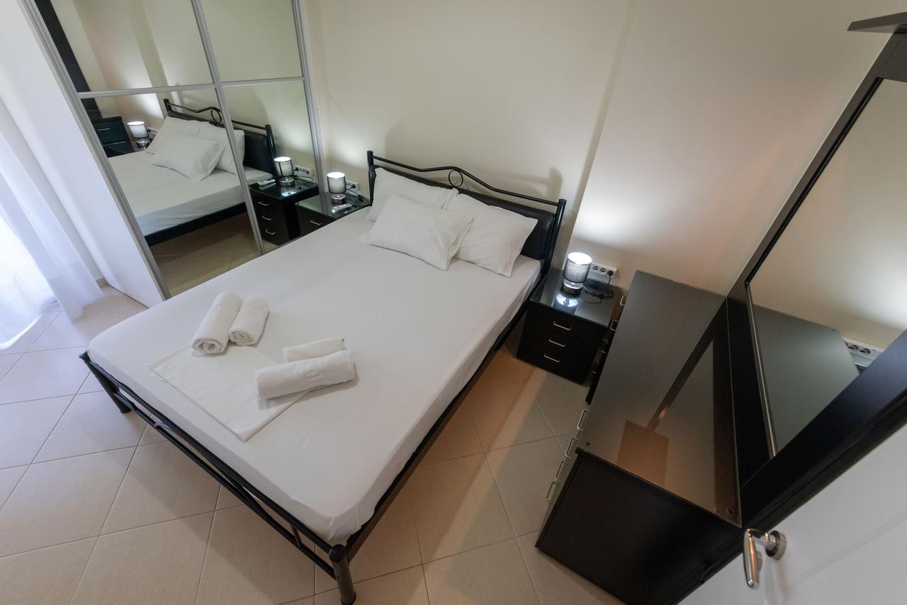 Grand Suites With Private Pools Kalamata Ngoại thất bức ảnh