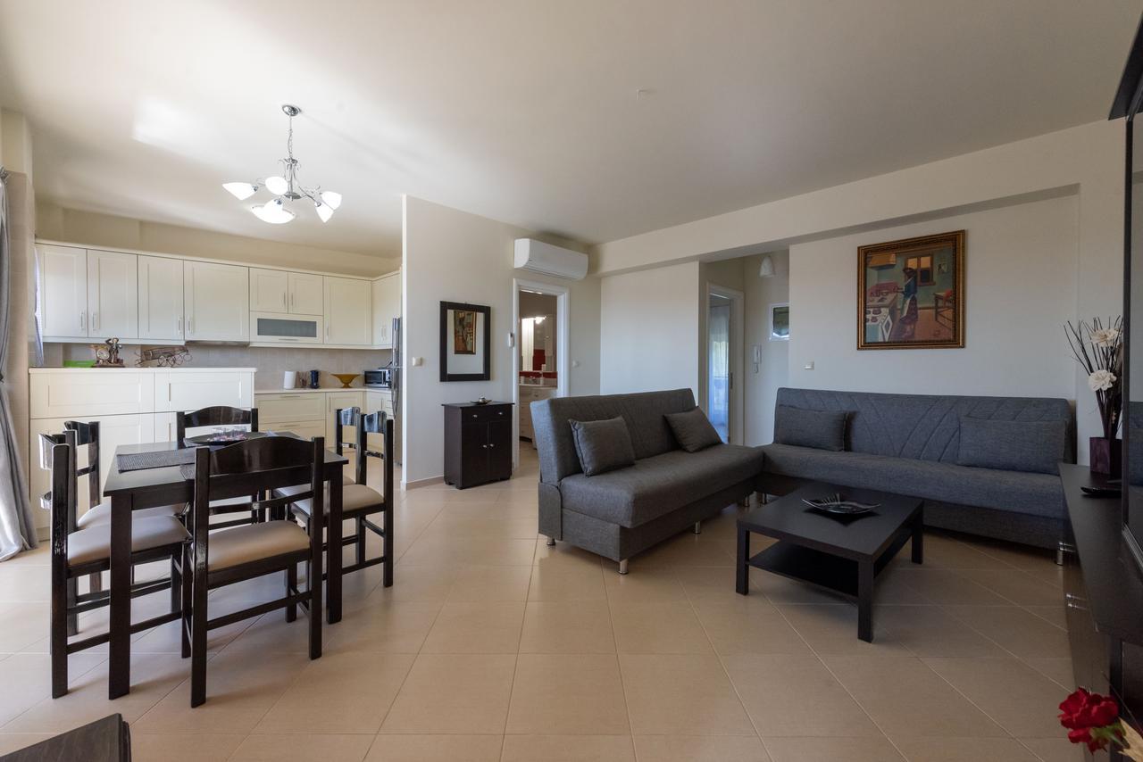 Grand Suites With Private Pools Kalamata Ngoại thất bức ảnh
