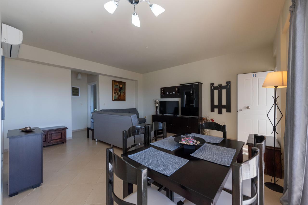 Grand Suites With Private Pools Kalamata Ngoại thất bức ảnh