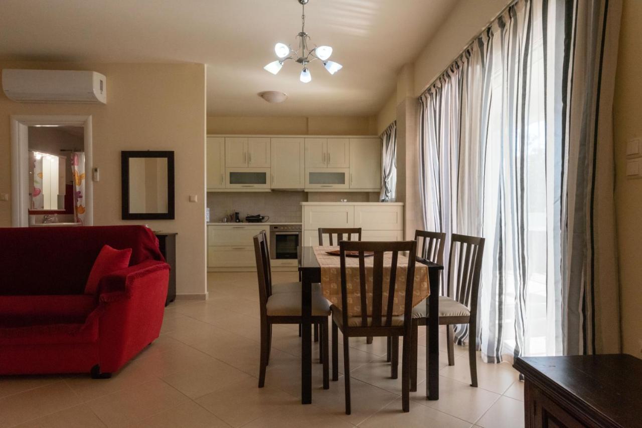 Grand Suites With Private Pools Kalamata Ngoại thất bức ảnh