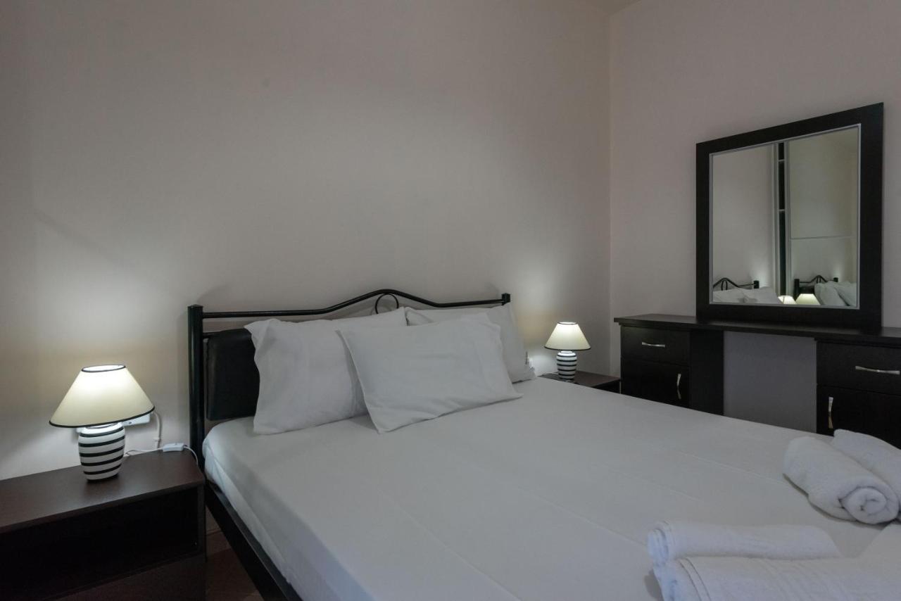 Grand Suites With Private Pools Kalamata Ngoại thất bức ảnh