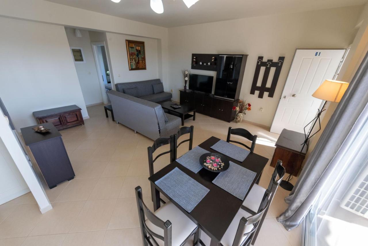 Grand Suites With Private Pools Kalamata Ngoại thất bức ảnh