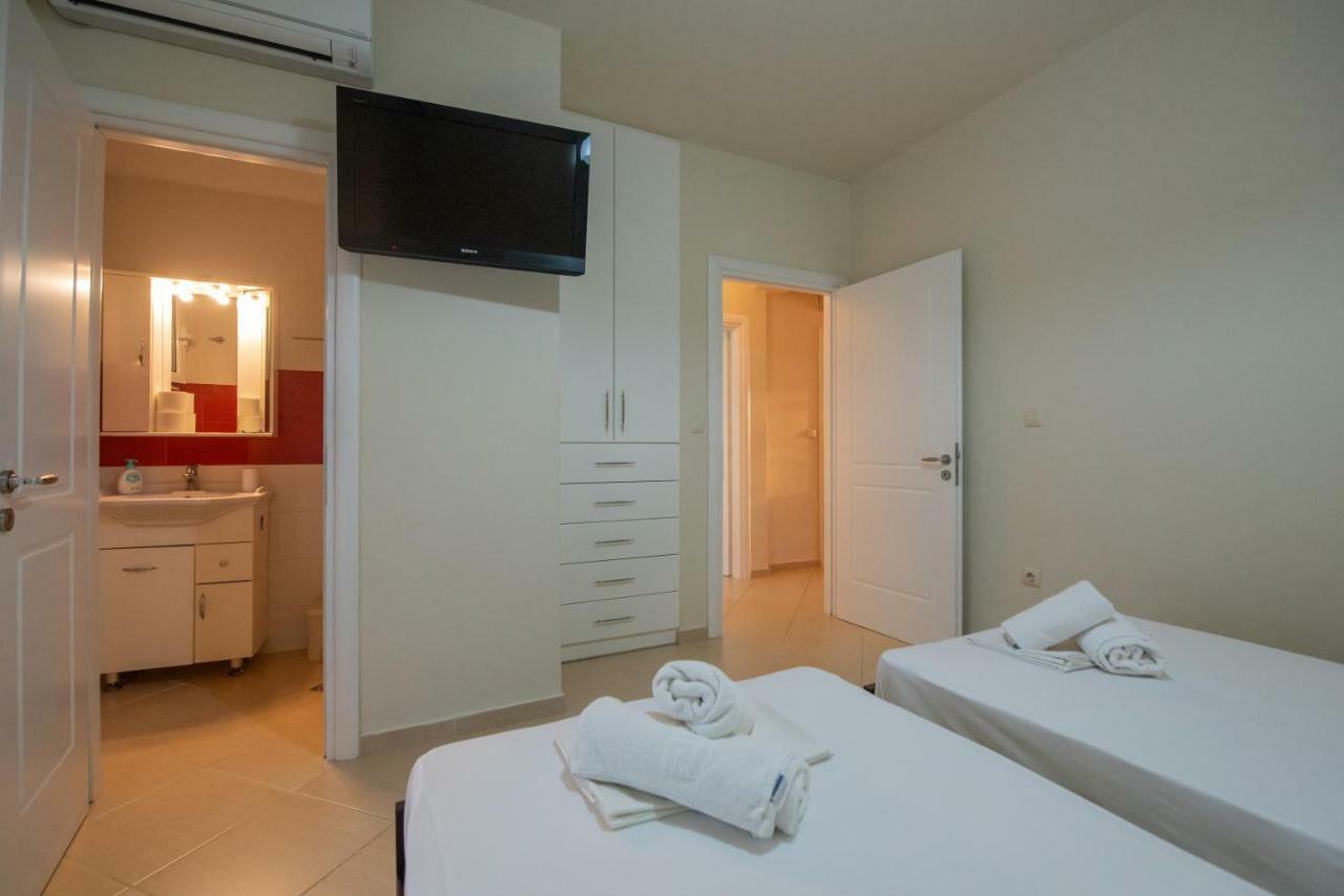 Grand Suites With Private Pools Kalamata Ngoại thất bức ảnh