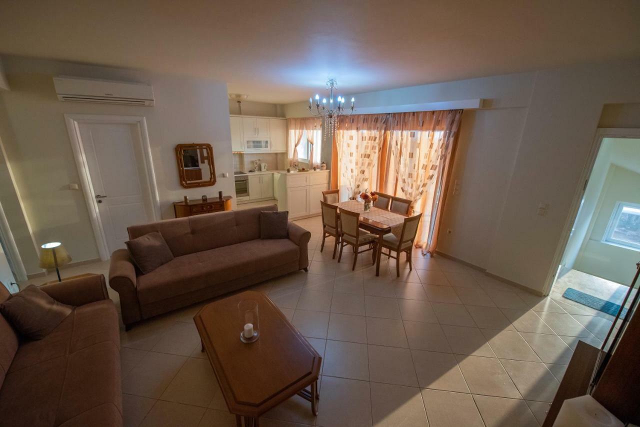 Grand Suites With Private Pools Kalamata Ngoại thất bức ảnh